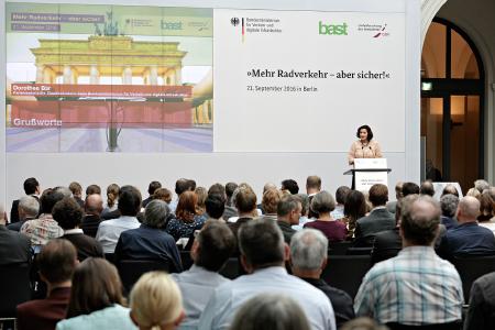 Dorothee Bär, Staatssekretärin beim BMVI bei der Eröffnung des Symposiums / Bild: Hans-Georg Gaul / Unfallforschung der Versicherer