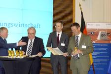 Jochen Brüggen (rechts), Vorsitzender des foodRegio e.V. und Geschäftsführer der H. & J. Brüggen KG sowie Dr. Björn P. Jacobsen (2.v.r.), Prokurist/ Standortentwicklung der Wirtschaftsförderung Lübeck GmbH