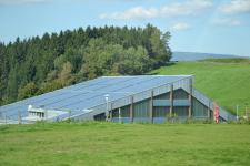 Bei entsprechender Auslegung können je nach Nutzung – so-gar Gewerbeobjekte - ihren Energiebedarf durch Solaranlagen vom Dachdecker-Fachbetrieb komplett selbst decken.