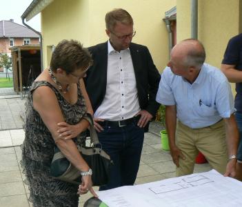 Rolf Schmidt (rechts) informiert Ersten Kreisbeigeordneten Dr. Jens Mischak und Dagmar Scherer, die Leiterin des Vogelsberger Jugendamtes, über den geplanten Neubau in Merlau, der in Modul-Bauweise errichtet und in wenigen Wochen bezugsfertig sein wird. Die Kosten belaufen sich auf rund 240.000 Euro. (Bild: Sabine Galle-Schäfer/Vogelsbergkreis)