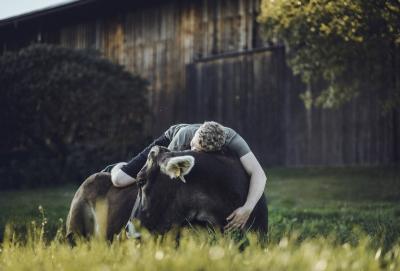 Ruhe vor der Süd - Nord Wanderung. 600 km machen sich Markus und seine Kuh auf den Weg, für die Michele Mesche die Schuhe für die Klauen anpasst. Markus hat seine Wanderschuhe bereits parat stehen. (Foto Jana Lorenz)