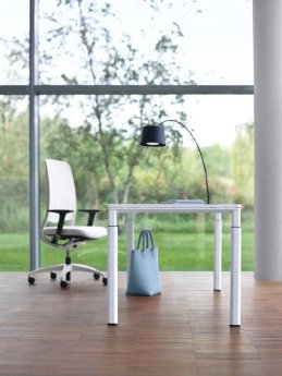 Praktisch Ein Bürostuhl der das Körpergewicht des Nutzers ermittelt und die Abstützung der .jpg