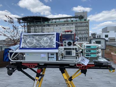 100 Kilo schwer ist der modernste Transportinkubator, der jetzt im Klinikum Darmstadt zum Einsatz kommt – tauglich für alle Transportwege, mit denen Früh- und Neugeborene in das Perinatalzentrum Südhessen Level I verlegt werden müssen, auch mit dem Hubschrauber. Im Hintergrund ist der seit einem Jahr in Betrieb stehende Hubschrauberlandeplatz des Klinikums Darmstadt zu sehen / Quelle: Klinikum Darmstadt