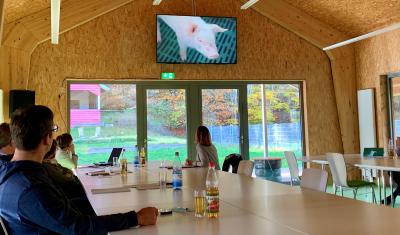 Im Rahmen einer Gebietsagrarausschuss-Sitzung wurde der Imagefilm „Unsere Vogelsberger Landwirte“ präsentiert. Foto: Jennifer Sippel / Vogelsbergkreis