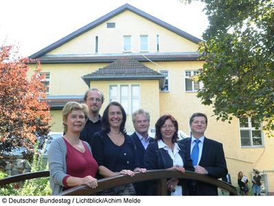 Mitglieder des Unterausschusses des Deutschen Bundestages Kommission zur Wahrnehmung der Belange der Kinder (Kinderkommission, KiKo) besuchen das Kinderhospiz Sonnenhof in Berlin. Hier mit der Leiterin des Hospiz vor dem Gebäude, Pia Heinreich, (li). Till Seiler, (2.v.li), Bündnis 90/Die Grünen, Nicole Bracht-Bendt, (3.v.li), FDP, Vorsitzende der Kommission, Rainer Rettinger, (3.v.re), Bundesverband Kinderhospiz e. V., Sabine Kraft, Geschäftsführerin Bundesverband Kinderhospiz e.V., Eckhard Pols, (re), CDU/CSU.