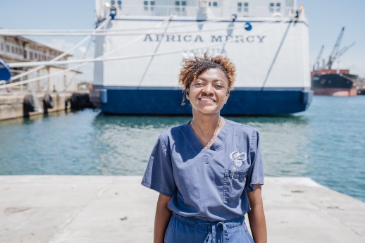 © Mercy Ships_Vanessa Body vor der Africa Mercy.jpg