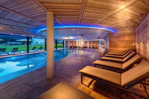 Indoorpool mit modernen Relax-Möglichkeiten (Alpinhotel Berghaus).jpg