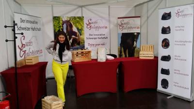 Tanja Eberle Weixelbaumer ist die Kundenberaterin, die Händler und Reiter zum Swiss Galoppers Hufschuh berät. Auch bis Sonntag auf der Reitsportmesse in Magdeburg.