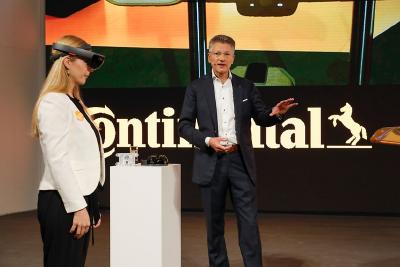 Continental Innovationsmanagerin Stephanie Huhn präsentiert Continental Vorsitzenden Dr. Elmar Degenhart das Cockpit der Zukunft. Foto: © Continental AG