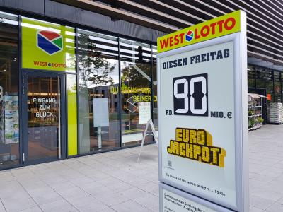 Das Losglück lag in einer WestLotto-Annahmestelle in Ostwestfalen. Für seine individuellen Kreuze zum 90-fachen Millionen-Glück investierte der Gewinner bei der Lotterie Eurojackpot einen Spieleinsatz von 18,75 Euro (c) Bodo Kemper