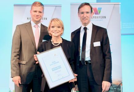 Das Bild zeigt „Botschafterin“ Uschi Glas gemeinsam mit Bezirkstags- und Regierungspräsident Niederbayerns, Olaf Heinrich (links) und Rainer Haselbeck. Foto: obx-news/Bezirk Niederbayern/Karin Stempfhuber