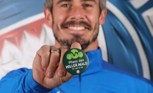 „Willer gehört zu Kiel wie die KSV Holstein. Ich finde es eine tolle Sache, dass sich beide für das Umweltprojekt WillerWald einsetzen!“
Fin Bartels (Matchwinner des DFB Pokal Spiels gegen den FC Bayern München)