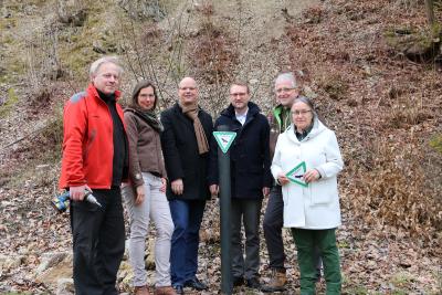 v. l.: Thomas Gärtner, Susanne Jost (Untere Naturschutzbehörde), Bürgermeister Dr. Olaf Dahlmann, Umweltdezernent Dr. Jens Mischak, Hartmut Greb (Geopark Vulkanregion Vogelsberg) und Gudrun Huber-Kreuzer (Untere Naturschutzbehörde) am frisch aufgestellten Hinweisschild fürs Naturdenkmal. Fotos: Gaby Richter, Pressestelle Vogelsbergkreis