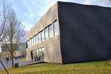 Auch wenn futuristische Fassadengestaltungen mit Energiesparpotenzial umgesetzt werden sollen, können Dachdecker die richtigen Ansprechpartner sein.