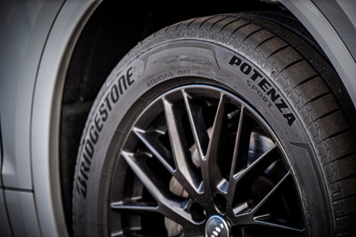 Bridgestone Potenza Sport erzielt Testsieg im Sommerreifentest 2022 von Auto Express.jpg