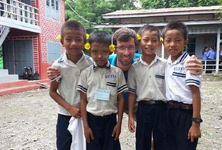Christian Lutsch mit Schülern der UMAS-Grundschule in Kalaymyo/Myanmar
© Foto: Debora Preuß/APD