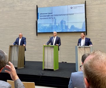 Johannes Lauer, Vorsitzender des UVH RLP, Kurt Krautscheid, Präsident der HWK Koblenz, Gerd Benzmüller, Vorsitzender der ARGE der Kreishandwerkerschaften RLP (v. li.). Foto: HWK Koblenz