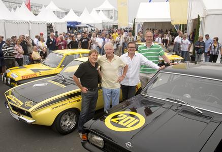 Opel begeisterte beim Oldtimer Grand Prix: Die Opel-Piloten kurz vor den Demofahrten auf dem Nürburgring. Von links: Opel-Markenbotschafter Jockel Winkelhock, Konstrukteur Erich Bitter, Vice President Public Policy Joachim Koschnicke und Opel-Finanzchef Michael Lohscheller © GM Company