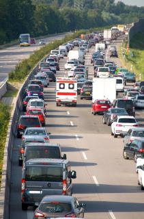 Lebensrettender Platz: Die Rettungsgasse - schärfere Sanktionen bei Nichtbeachtung