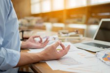 Bei psychisch bedingten Rückenschmerzen können Entspannungstechniken und Bewegung an der frischen Luft helfen.