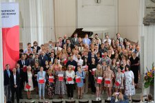 TH-Lübeck-Gruppenbild: Sie haben es geschafft! Zahlreiche Studierende machten im WiSe 2021/22 ihren Abschluss und feierten diesen in der Petri Kirche 