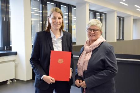 Prof. Dr. Brita Schemmann zusammen mit Rektorin Prof. Dr. Karin Luckey bei der Übergabe der Ernennungsurkunde / Foto: Hochschule Bremen / Sascha Peschke