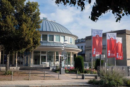 Das Gütesiegel der i-Marke ist auch auf den Fahnen vor der Tourist Information zu sehen.