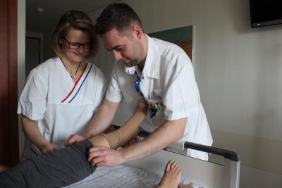 Karen Heipel und Henrik Seel bei der Arbeit auf Station, ihre Weiterbildung haben sie erfolgreich abgeschlossen und ermutigen die Kollegen, es ihnen gleich zu tun. Foto: Sabine Galle-Schäfer/Vogelsbergkreis