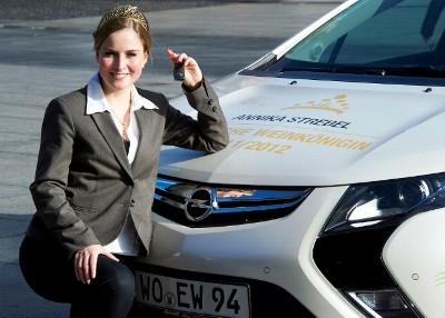 EWR übergibt Deutscher Weinkönigin neuen Opel Ampera