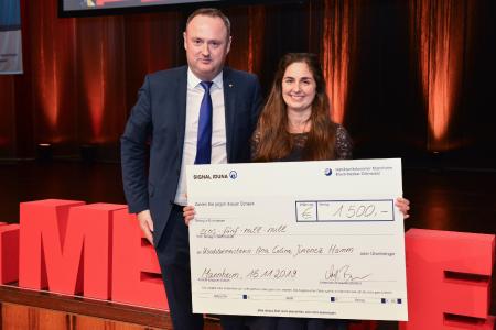 Axel Bauer (links), Gebietsdirektor der Gebietsdirektion Karlsruhe der Signal Iduna, bei der Preisübergabe an die Jahrgangsbeste des Jahres 2019, Konditormeisterin Ana Celina Jimenez Hamm (rechts), Foto: Thomas Rittelmann
