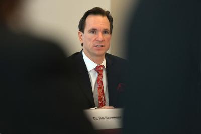 Dr. Tim Nesemann präsentiert das Jahresergebnis 2017 BilanzPk