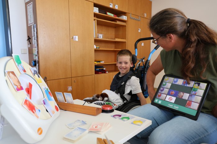 Arbeit mit der Mobilen Teilhabebox Moritz und Heilpädagogin Ramona Biller -Bild Jagode.JPG