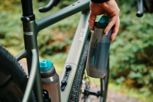 _FIDLOCK_-_TWIST_bike_base_-_mit_zwei_TWIST_single_bottle_590_antibacterial_am_Rahmen__komp.jpg