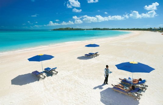 1) Sandals Emerald Bay, Bahamas_Zweisamkeit am Strand © SRI.jpg