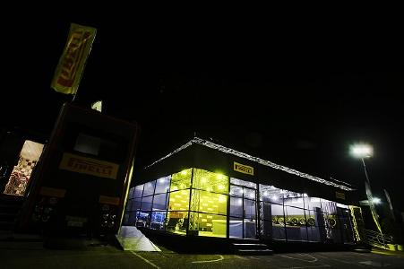 Nachtschicht in Spa: Beim 24h-Rennen in den beglischen Ardennen sind Pirelli Mitarbeiter und die Piloten rund um die Uhr gefordert