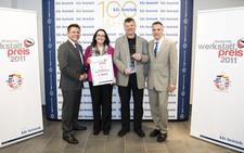 Bundesinnungsmeister Wilhelm Hülsdonk (links) und Wolfgang Michel (rechts), Chefredakteur »kfz-betrieb«, freuen sich mit Nicole Heuschert und Thomas Ertner von Autoprofi Ertner über den Sieg beim Deutschen Werkstattpreis