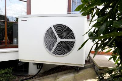 Die außenaufgestellte Luft-Wasser-Wärmepumpe WPL-A von STIEBEL ELTRON lässt sich in einem Großteil der Bestandsgebäude problemlos als Heizwärmeerzeuger einsetzen.