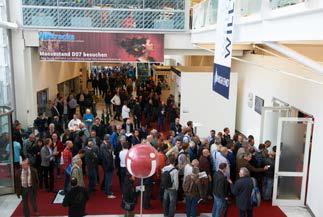 Besucherandrang im Foyer