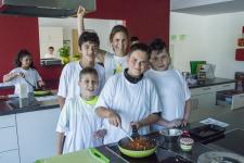 Bei der „Aktion Pflanzen-Power“ kochen Kinder in einer Münchner Schule pflanzliche Gerichte mit der vegan-Bloggerin Stina Spiegelberg (hinten Mitte).