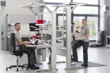 Ein ergonomischer Industriearbeitsplatz nach Lean- Kriterien besteht aus einer Kombination aus Arbeitstisch, Arbeitsstuhl, Beleuchtung, Arbeitsplatzmatten und Werkzeugen. Bild: AGR / item