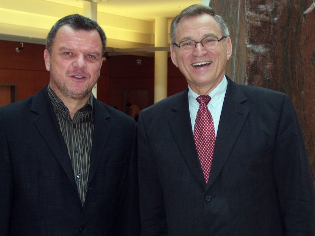 Pflegedirektor Peter Bechtel und Hotelier Roland Burtsche (von l. nach r.) im Herz-Zentrum.jpg