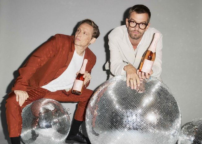 III FREUNDE_Joko Winterscheidt und Matthias Schweighöfer mit dem Pinot Noir Rosé Sekt.jpg