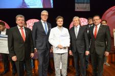 Im Rahmen der Meisterfeier 2016 wurde als Jahrgangsbester Bäckermeister Franz Georg Dürmuth (Mitte) durch Thomas Wyrwa (2.v.links) von der Signal Iduna Versicherungsgruppe mit einem Scheck in Höhe von 1.500 Euro ausgezeichnet. Aus den Händen von Kammerpräsident Alois Jöst (2.v.rechts) gab es die Urkunde für den Jahresbesten / Foto:Thomas Rittelmann