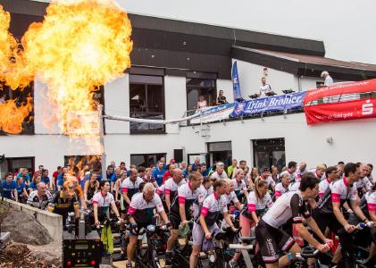 Beim monte mare Cycling-Marathon radeln die Teilnehmer neben prominenten Unterstützern für notleidende Kinder