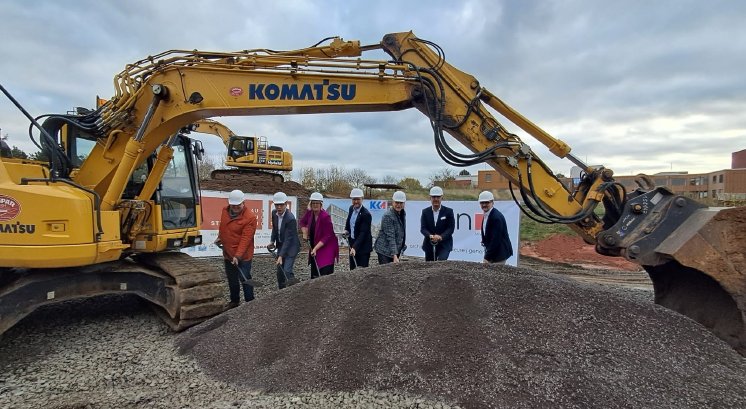 Gruppenbild Spatenstich.jpg