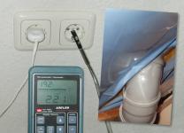 Steckdose als sekundäre Leckage: Häufig macht sich an Durchdringungen des Gipskartons Luftzug bemerkbar. Das kleine Bild zeigt die hierfür ursächliche, primäre Leckage – unverklebte Folie, die eigentlich als Luftdichtung dienen soll. Aufgrund der Abseitensituation ist sie hier noch zugänglich.  Fotos: FLiB e.V. Abdruck bei Quellenangabe honorarfrei. Belegexemplar erbeten.