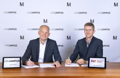 Dr. Marc Wagener (links), Managing Director der LabCampus GmbH und Professor Carlo Ratti, Director MIT Senseable City Lab unterzeichneten am 01.11.2018 einen Kooperationsvertrag / Copyright: Flughafen München GmbH