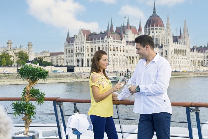 MS Primadonna_Sonnendeck_Budapest_Parlament_bearbeitet ©Donau Touristik_Zupanc.jpg