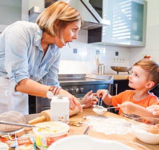 In Alltagshandlungen stecken viele Fähigkeiten, die Vorschulkinder für ihre Entwicklung brauchen. Ergotherapeuten, die die Piratenreise anbieten, erarbeiten mit Eltern und Erziehern Möglichkeiten, die ein Gewinn die gesamte Familie sind / © DVE/ Janine Metzger