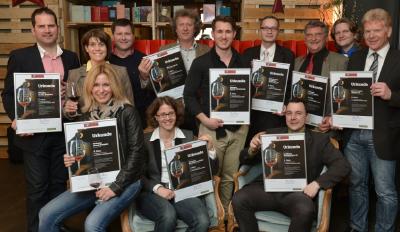 Die glücklichen Top Ten -Winzer der Kategorie "Deutsche Rotwein-Cuvees" versammelten sich im Restaurant "Margarete" zum Gruppenfoto